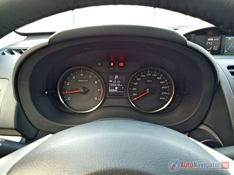 Перед глазами водителя — аналоговая панель приборов с яркой подсветкой