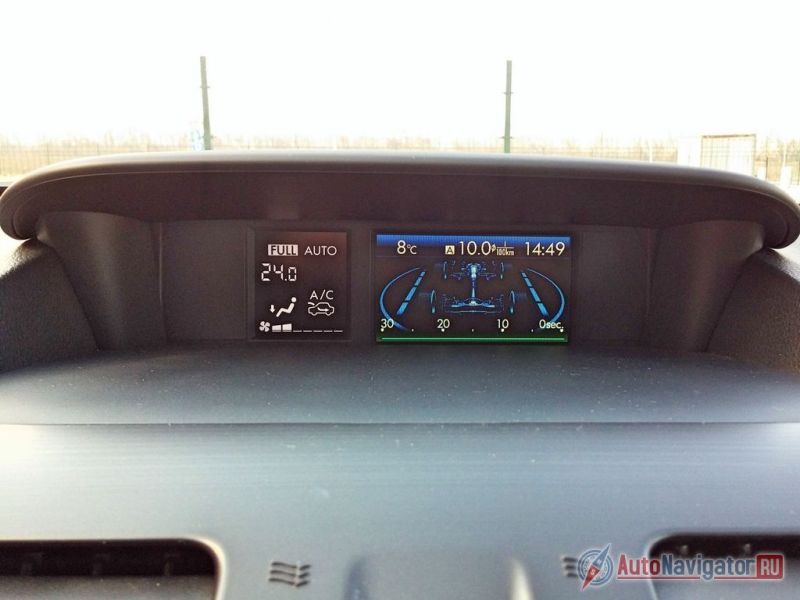 Информационный блок состоит из двух дисплеев