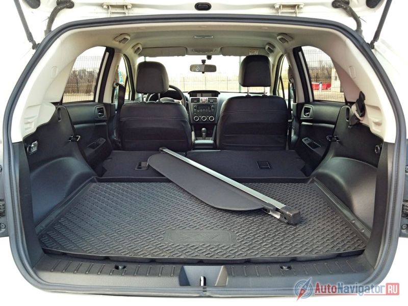 Стандартный объем — 310 л., но если сложить спинки кресел он вырастет до 1 200 л