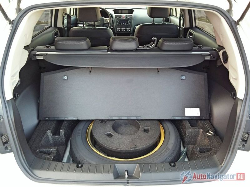 Под полом прячется полноразмерное запасное колесо и минимальный набор инструментов