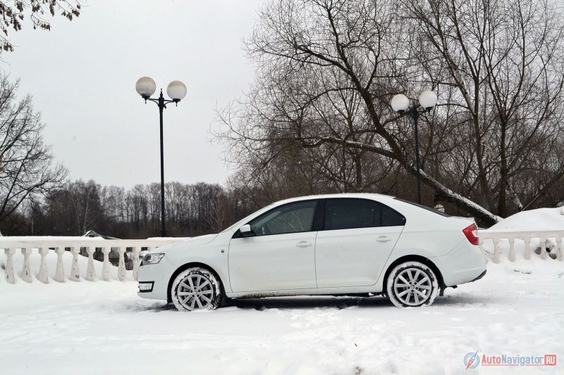 В профиль это скорее Octavia, чем Polo седан. Кстати, по габаритам в целом и по величине колесной базы в частности этот Rapid В-класса превосходит «Октавию» первого поколения С-класса