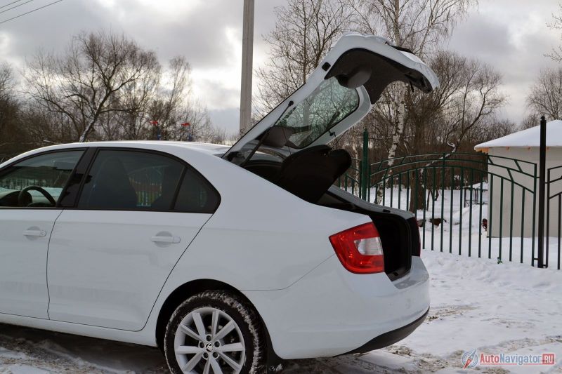 С виду седан, по факту хэтчбек, объем багажника больше, чем у универсала, а называется все это лифтбек. Точно такой же принцип открывания багажника у Lada Granta