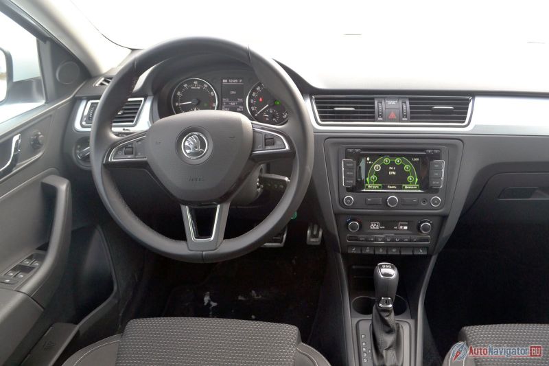 В салоне ничего необычного. Несложно найти детали интерьера и от старой Fabia, и от других моделей. Стилистически пересекается Rapid и с «Октавией», что не может не льстить владельцам первого