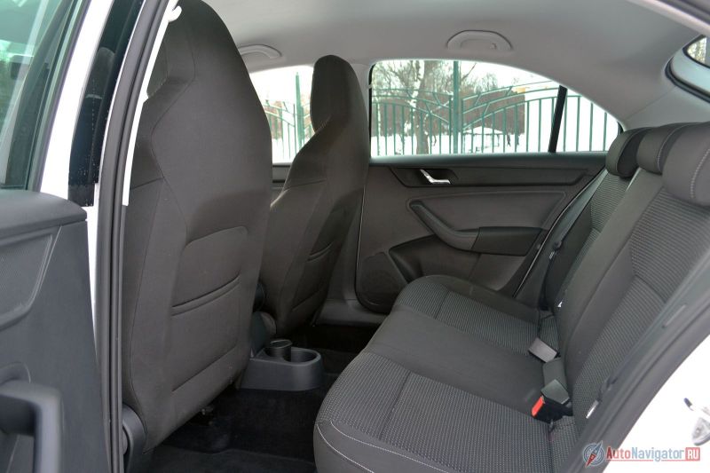 Передние спортивные сиденья с интегрированными подголовниками – опция. Сзади просторно ногам, но тесновато голове. Подлокотника нет, доводчик только у водительского стекла, что весьма странно для Skoda. Не экономия ли это на спичках?