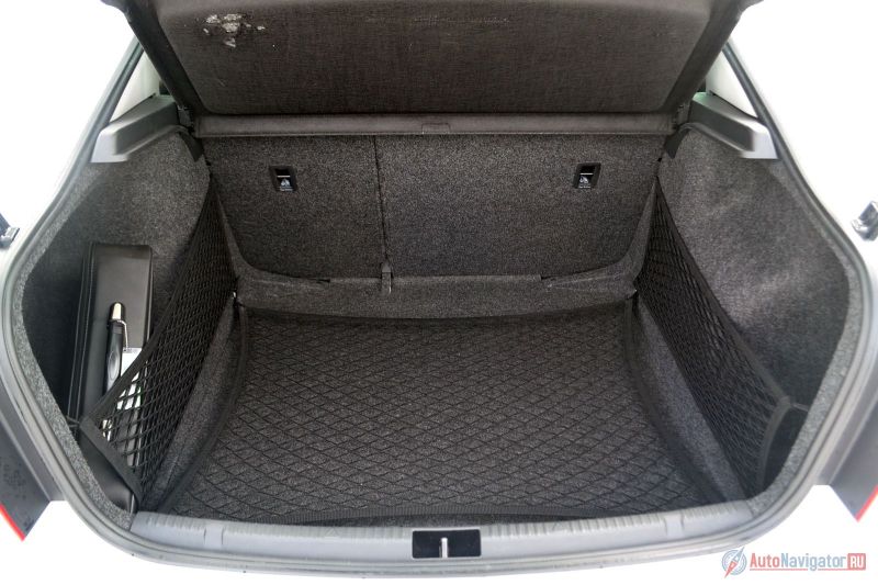 Багажник очень большой – 550 литров. Это всего на 18 литров меньше, чем у Octavia. Добавьте к этому широкий проем, правильную форму, убирающуюся полку и пятую дверь, как у хэтчбека, и сможете перевести почти все, что угодно. Без всяких сомнений, лифтбек намного удобнее, чем просто седан, и намного больше, чем просто хэтчбек