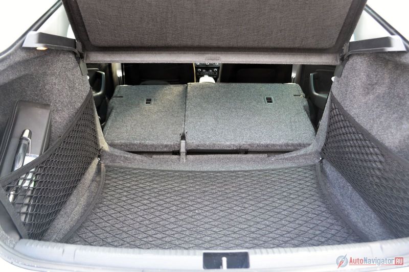 В сложенном состоянии спинки сидений не образуют ровный пол, что, учитывая объем багажника, не так уж и критично. Зато есть удобные сеточки для фиксации багажа. Под полом полноразмерная запаска и еще одна ниша для инструментов, компрессора, аптечки или огнетушителя, например