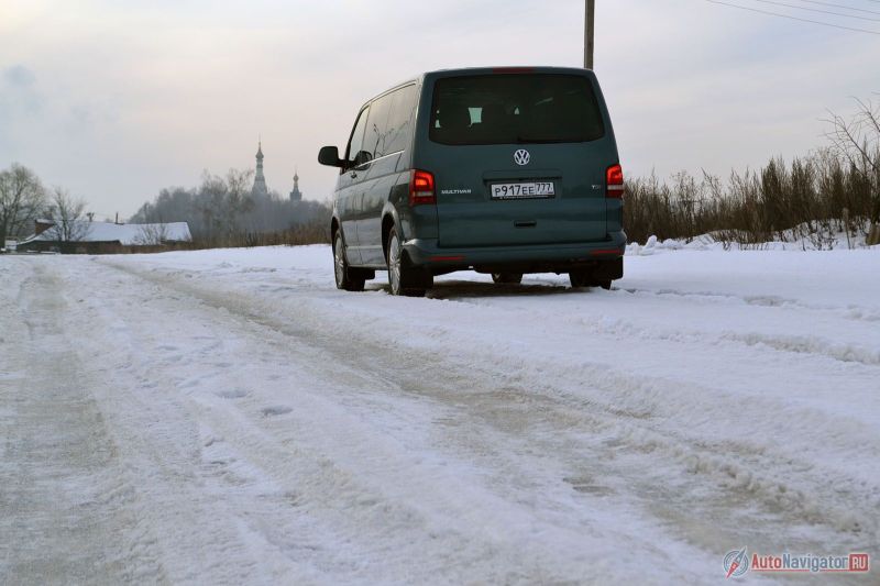 Огромная задняя дверь поднимается вверх, как у хэтбека. Кстати, нужно не забывать о высоте, у «Мультивэна» она 1970 мм, в то время как на некоторых паркингах ограничение всего 1,8 метра