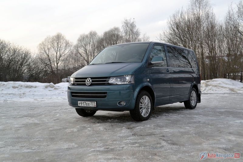 Почти в неизменном виде Multivan производят аж с 2003 года. Последнее обновление было в 2009 году. Как раз тогда появились новые фары, фонари, мультимедийная система и много других дополнений. Однако общей стилистике уже не хватает современных штрихов