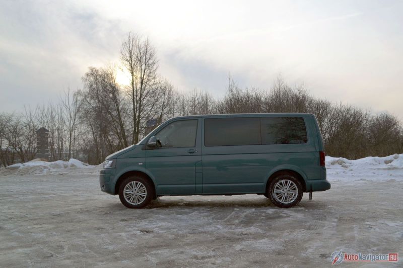 У Multivan большая колесная база – 3 метра, а вот в длину он меньше многих внедорожников. Скажем, Ford Explorer будет длиннее на 11,5 см