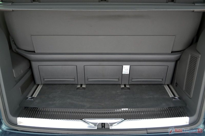 Это минимальный объем багажника. Задний диван можно двигать, тем самым увеличивая или уменьшая количество места для багажа. Можно организовать тут спальное место или установить портативный холодильник, например. Список аксессуаров весьма объемен