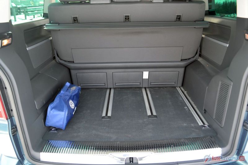 Благодаря направляющим на полу, салон можно трансформировать, как угодно. Кстати, спинка дивана складывается, как из багажника, так и из салона. Объем багажного отделения можно увеличить до 4,5 кубометров и использовать при необходимости Multivan как грузовой фургон