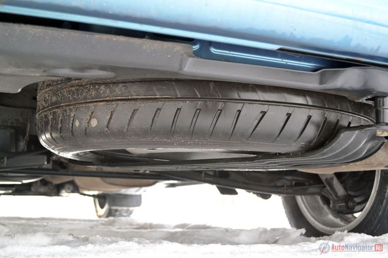Запаска, как у внедорожников, под днищем. Клиренс - 186 мм