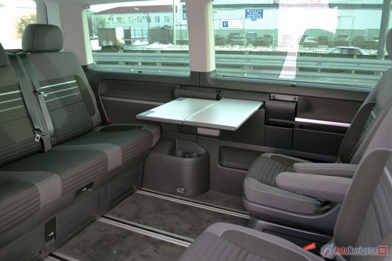 Раскладной столик позволяет превратить минивэн в офис на колесах или в обеденную комнату. Кстати, комплектация Cup оснащается утолщенными стеклами с улучшенной звукоизоляцией и тонировкой. На окнах также есть шторки для полной изоляции от посторонних глаз
