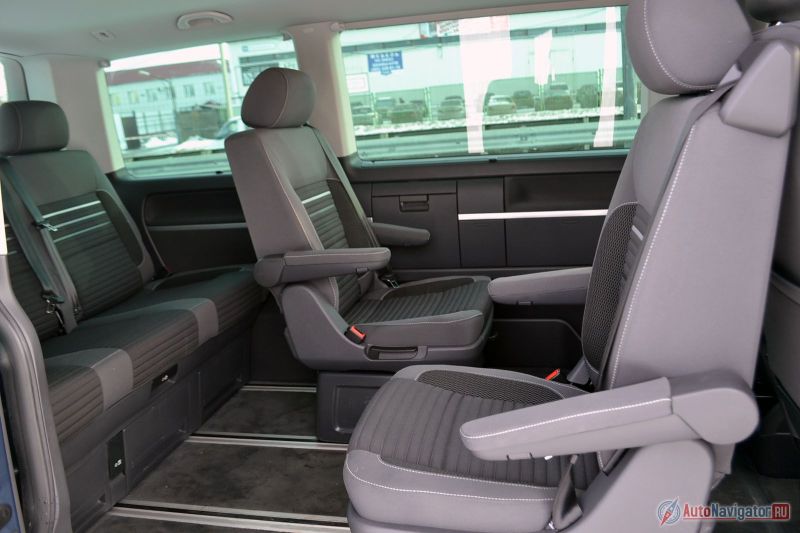 Раздельные сиденья можно двигать и вращать вокруг своей оси, правда, фиксируются они только по или против хода движения. У каждого сиденья отдельные подлокотники с двух сторон, которые можно регулировать по высоте