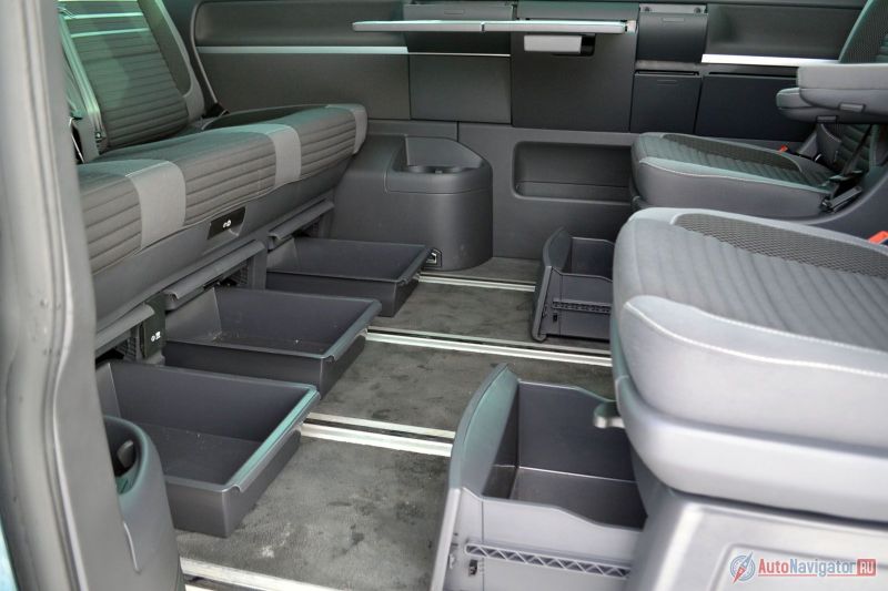 Под каждым сиденьем большой вместительный ящик. Можно положить туда сменную обувь, детские игрушки, еду, плед, или что-то еще