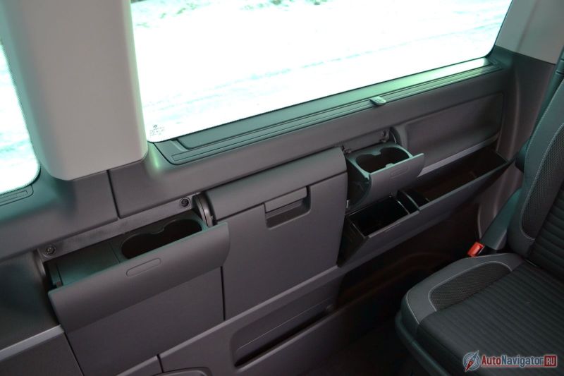 По всему салону полно подстаканников, кармашков и ниш для хранения