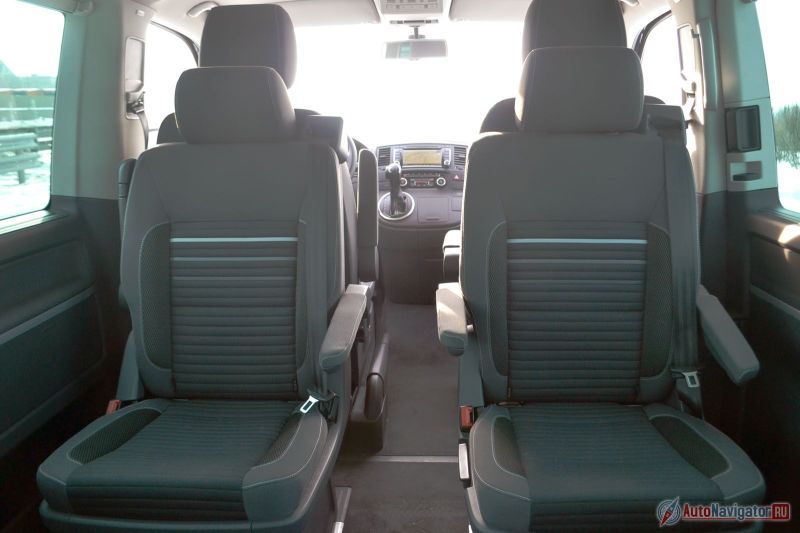 Между водительской частью и салоном вполне может пройти даже взрослый, так что не нужно останавливаться, чтобы пересесть. Кстати, посадка водителя очень высокая, выше, чем в кроссоверах, немного выше, чем в некоторых внедорожниках и почти такая же высокая, как в автобусе. На дороге это крайне удобно