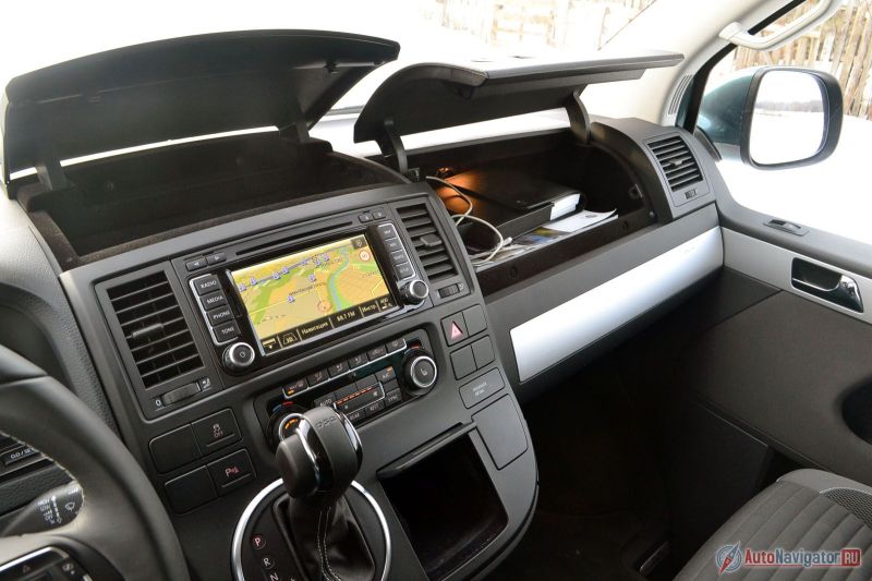 У водителя и «штурмана» полочек и кармашков не меньше, чем у всех остальных. В бардачке разъем для флэшки