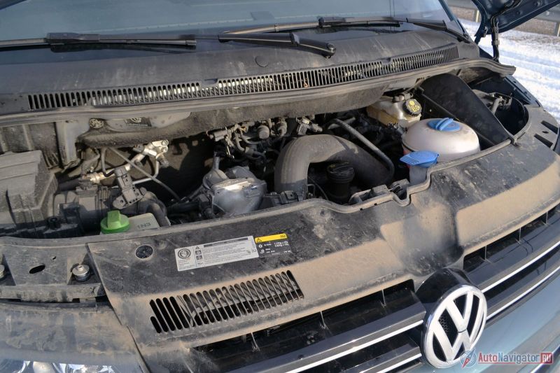 Мотора почти не видно, зато все заливные горловины под рукой