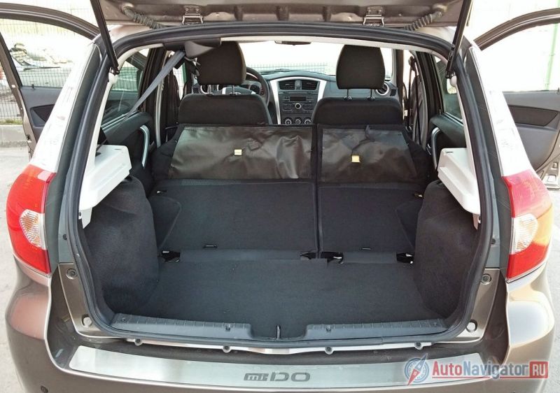 Спинка заднего «дивана» (лишенная, к сожалению подлокотника) складывается в стандартной пропорции 60:40, а подушка поднимается