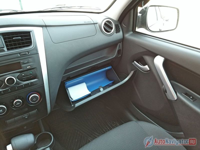 В правой части передней панели имеется небольшая выемка для мелочевки (ручек, ключей), а под ней размещен перчаточный ящик средних размеров