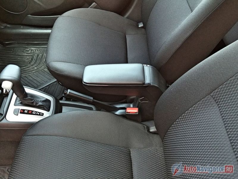 Центральный тоннель узкий и по-умолчанию лишен подлокотника. Но его можно в качестве «допа» заказать у дилера