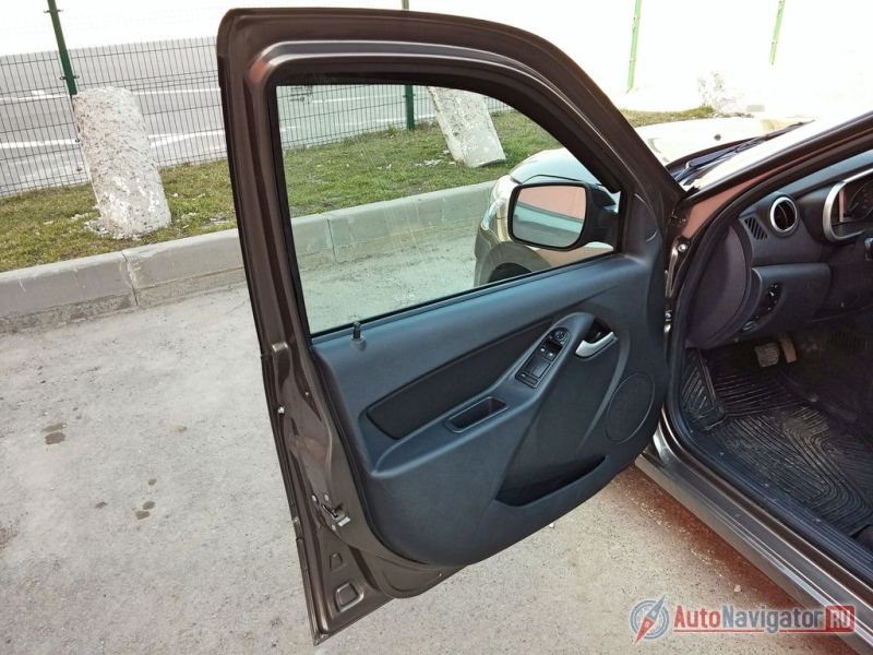 Пластик всюду простой и жесткий