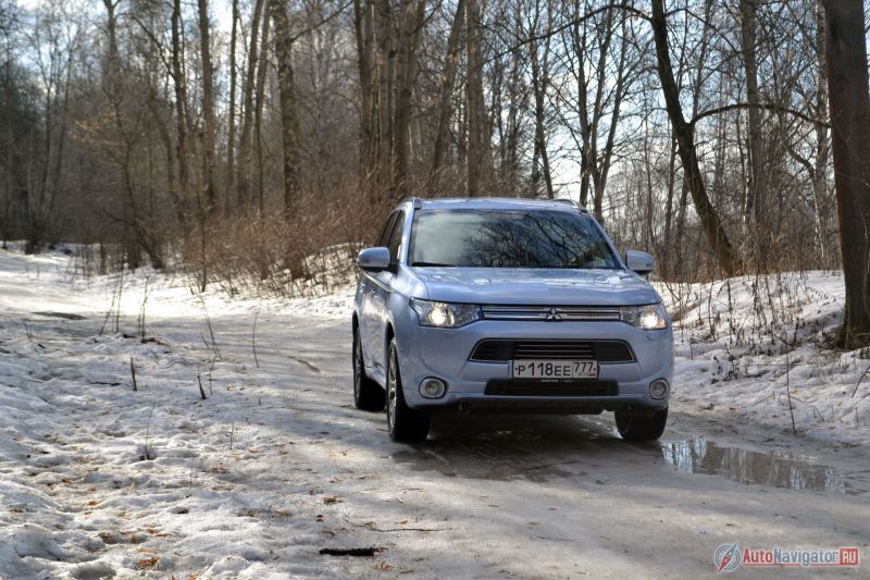 Outlander PHEV доступен в двух комплектациях: Intense и Ultimate. Отличить одну от другой внешне можно только по ксенону и омывателю фар (у Ultimate)