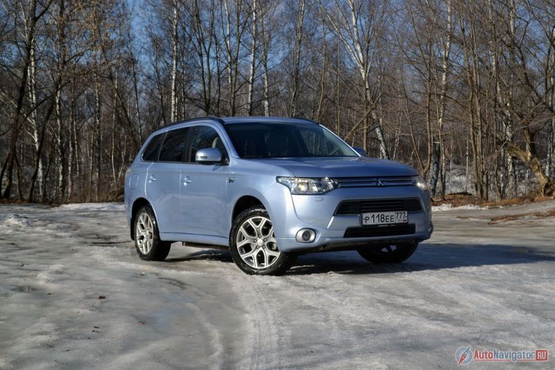 Несмотря на батареи под полом, клиренс удалось сохранить на негибридном уровне – 215 мм