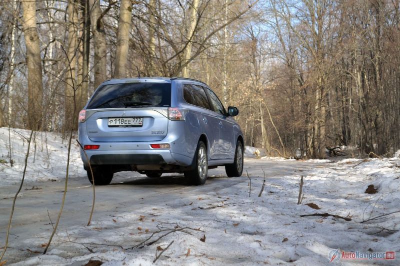 Заставить двигаться автомобиль исключительно на электричестве нельзя. Гибрид сам решает, когда включить/отключить ДВС. Зимой он делает это чаще, летом реже. Связано это в первую очередь с тем, чтобы поддерживать рабочую температуру мотора