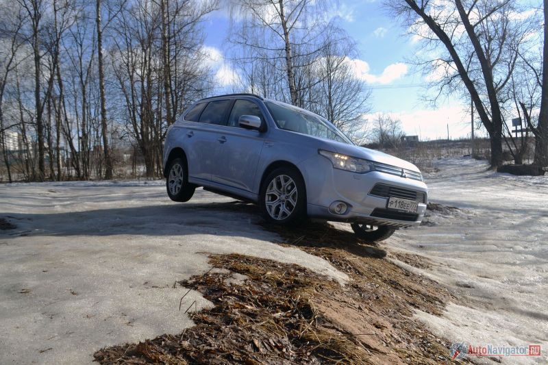 Ходы подвески кроссоверные, но такие спуски и подъемы Outlander щелкает, как семечки. Проблему могут создать только шоссейные шины