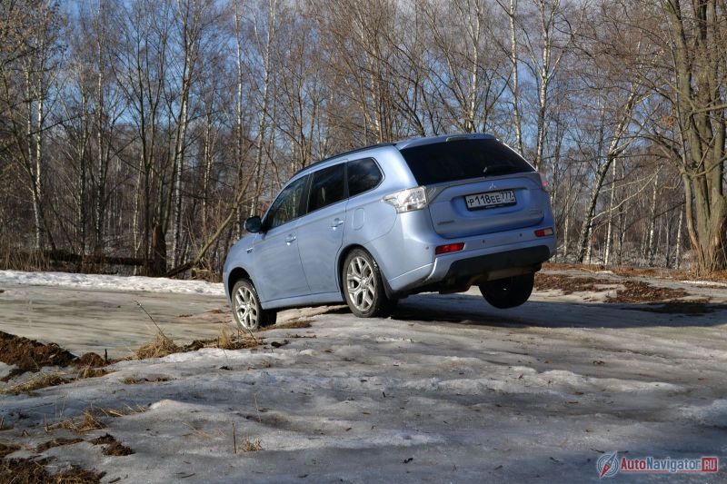 Mitsubishi называет Outlander PHEV первым электровнедорожником. При этом запас хода только на электричестве может составлять до 60 км, хотя на деле около 30 (летом, наверное, будет больше)