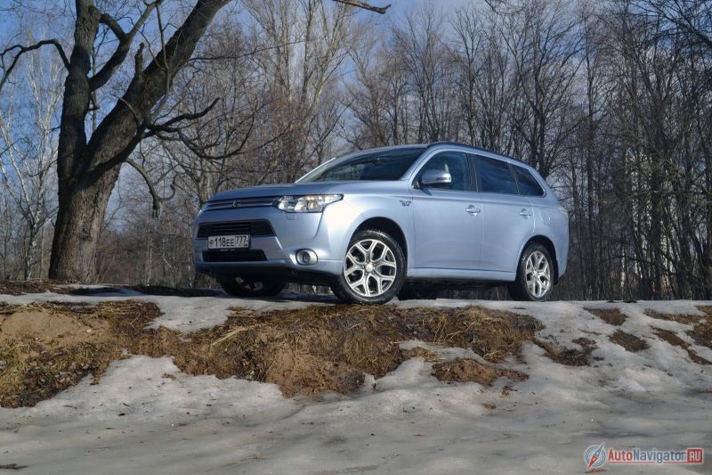 Купить Outlander PHEV только с передним приводом нельзя. По умолчанию электромоторы стоят на передней и задней осях