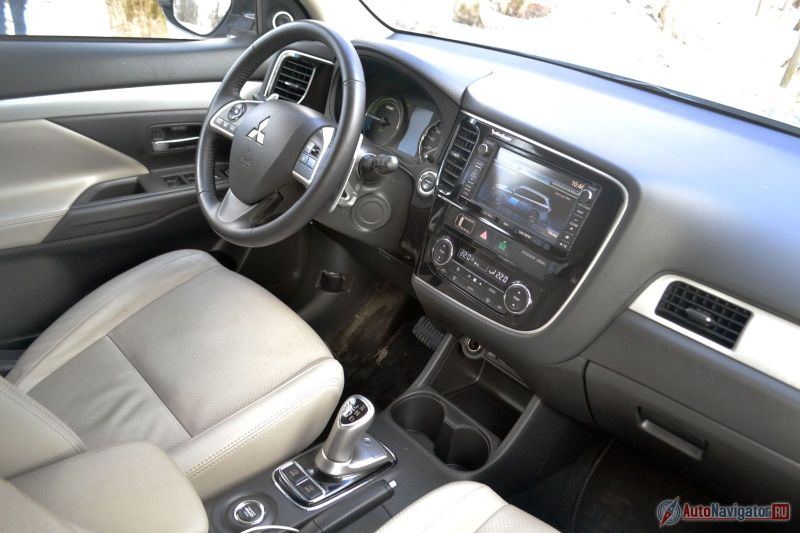 В салоне комплектация Ultimate отличается от Intense наличием кожи, электропривода сиденья водителя, навигации, подрулевых лепестков переключения передач, а также камерой заднего вида, электроприводом багажной двери и обогревом зоны покоя стеклоочистителей