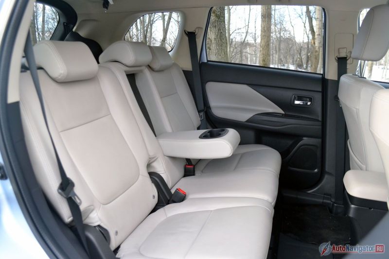 В салоне очень просторно, а светлая кожа делает его более объемным. Жаль, что нет индивидуальных дефлекторов для задних пассажиров. Зато спинки регулируются по углу наклона