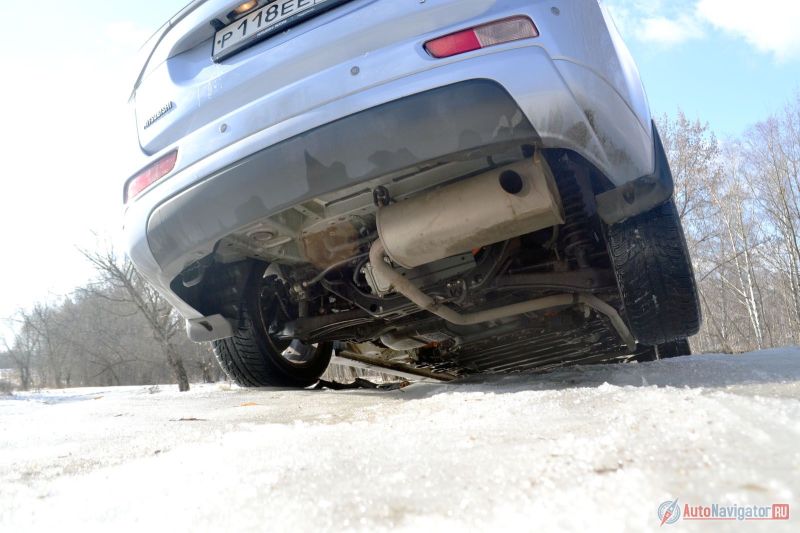 Из-за аккумуляторов и электромоторов запаски под днищем нет, а конфигурация глушителя и всего остального несколько другая. Вместо запасного колеса в багажнике лежит ремкомплект, как в Европе