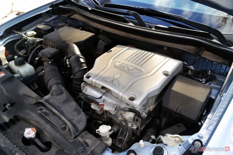 Под капотом двухлитровый бензиновый мотор, выдающий 121 л.с. Если верить стикеру на лючке бензобака и техническим характеристикам, питается он 98-ым бензином, но в дилерском центре сказали, что двигатель отлично переваривает 95-ый. Если и так, то заправку все-таки лучше выбирать проверенную