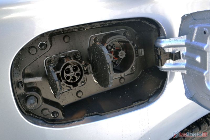 Если заправщик откроет лючок не с той стороны машины, сильно удивится. По левому борту лючок бензобака, а по правому два разъема: левый – для зарядки от обычной домашней сети, правый – для быстрой зарядки на специальных станциях, которые даже в Москве нужно очень сильно поискать