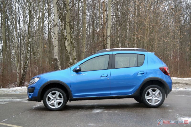 В официальном описании говорится, что колесные диски стальные, но стилизованы под литые. Если это так, то маскировка на высшем уровне. Кстати, колеса на Sandero Stepway исключительно 16-дюймовые