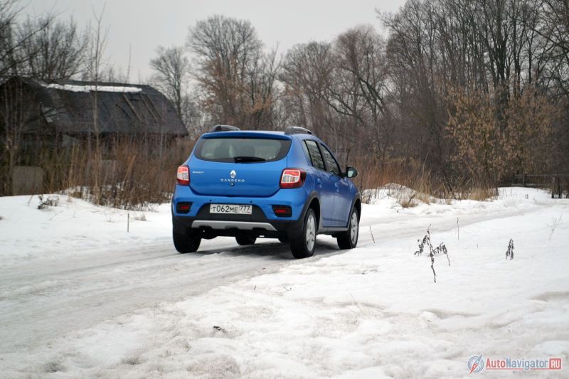Еще одно заметное функциональное отличие от обычного хэтчбека – наличие рейлингов на крыше