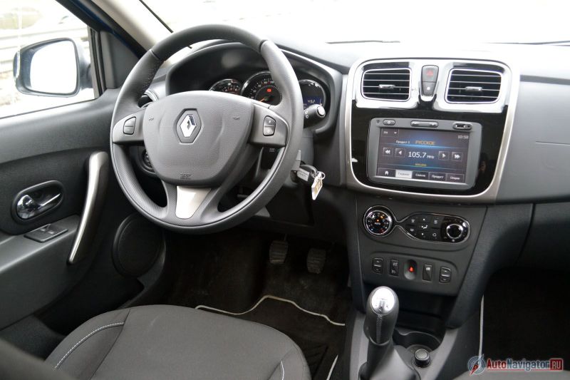 В салоне все, как у донорского хэтчбека. Разве что педальный узел тут мне показался более просторным, и правая нога в широком ботинке уже не задевает тормоз, когда нажимаешь педаль газа