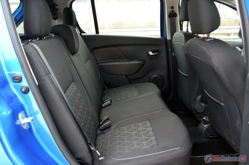 Задние сиденья абсолютно плоские, а значит, среднему пассажиру сзади будет хоть немного, но удобнее. И обратите внимание на ремень безопасности - для среднего пассажира две застежки, что в реальной жизни доставляет много хлопот