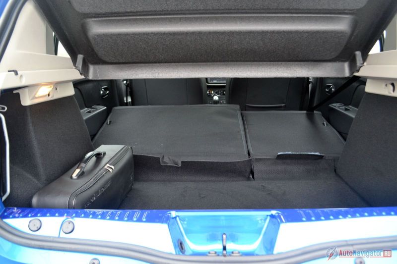 Багажник точь-в-точь, как у обычного Sandero. Объем 320 литров, сиденья складываются, но ровный пол не получается