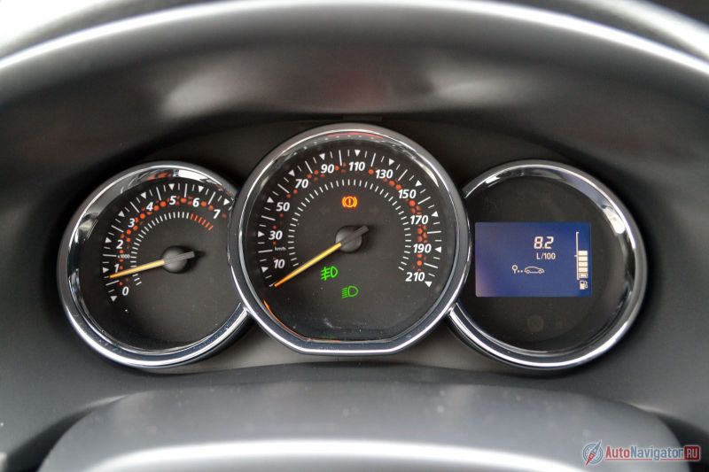 Панель приборов на первый взгляд взята прямиком с Sandero, за одним исключением – красные точки вдоль всей оцифровки спидометра и тахометра. Мне такой дизайнерский изыск мешал быстро определять скорость, приходилось задерживать взгляд. Кстати, расход топлива за время теста (смешанный цикл) составил всего 8,2 литра на 100 км – это ровно на литр больше, чем заявлено. Но и с педалью газа я не церемонился, надо признаться