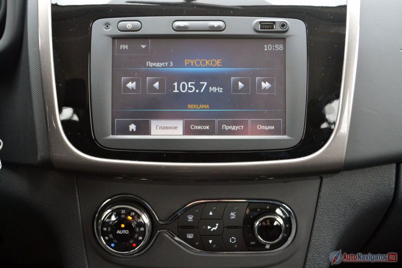 Сенсорный экран системы R-Link хорош и в плане чувствительности, и в плане яркости. В очень солнечную погоду возникают небольшие проблемы с видимостью, но не критично, потому как в остальные 360 дней в году все в полном порядке