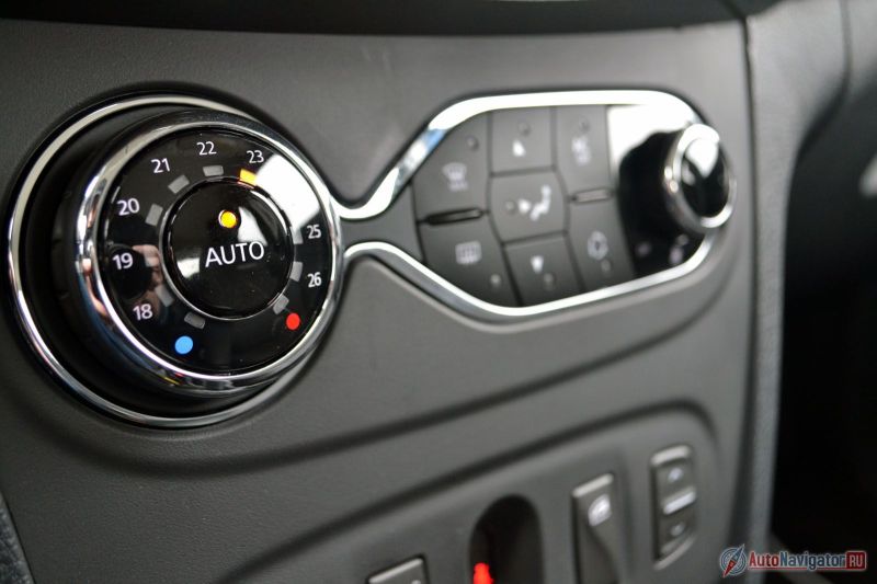 Климат-контроль однозонный, работает хорошо. Приятен на ощупь и взгляд. Понятен с первого взгляда и эргономичен