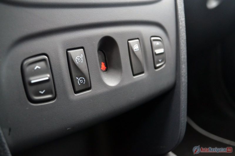 Смириться с кнопкой включения круиз-контроля и лимитатора (ограничителя скорости) в самом низу центральной консоли под климат-контролем еще можно, но зачем здесь же размещать клавиши задних стеклоподъемников? Неужели намного дороже было бы разместить их в привычном месте на водительской двери, тем более что передние (пассажирский в том числе) расположены там