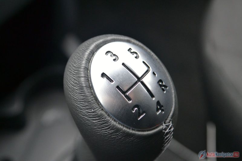 Коробка передач – исключительно пятиступенчатая механическая. А жаль, шестая передача тут просится, она была бы совсем не лишней на трассе