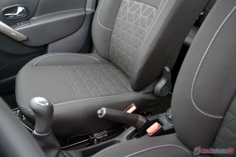 Подлокотника между передними сиденьями нет и быть не может. Дискомфорта я от этого не испытывал, но хотя бы узенький откидной можно было бы сделать