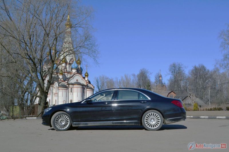 Это длиннобазный S-Class. Колесная база равна 3165 мм – это больше, чем у кого-либо из конкурентов